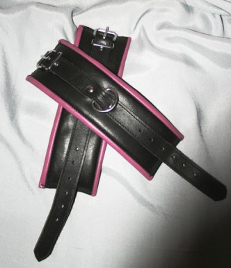 Lederfesselmanschetten in schwarz und pink